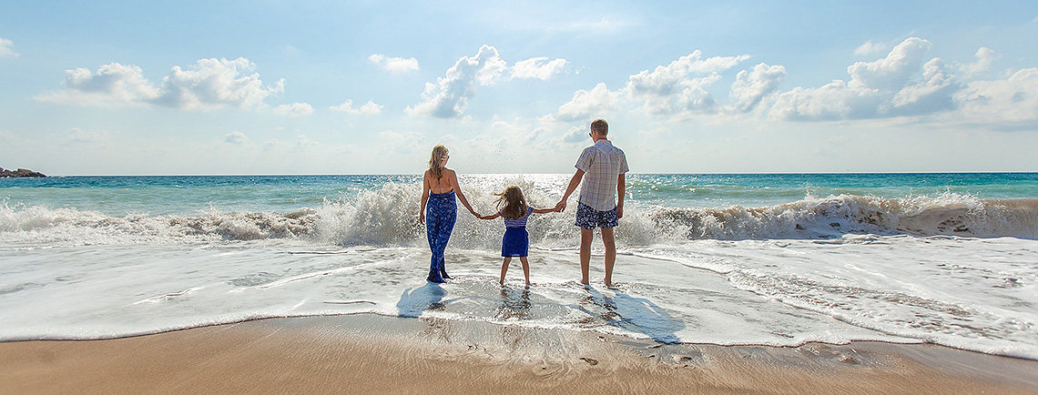 Familie steht am Strand-Versicherungen Meppen Kompetenz, Sicherheit und Vertrauen